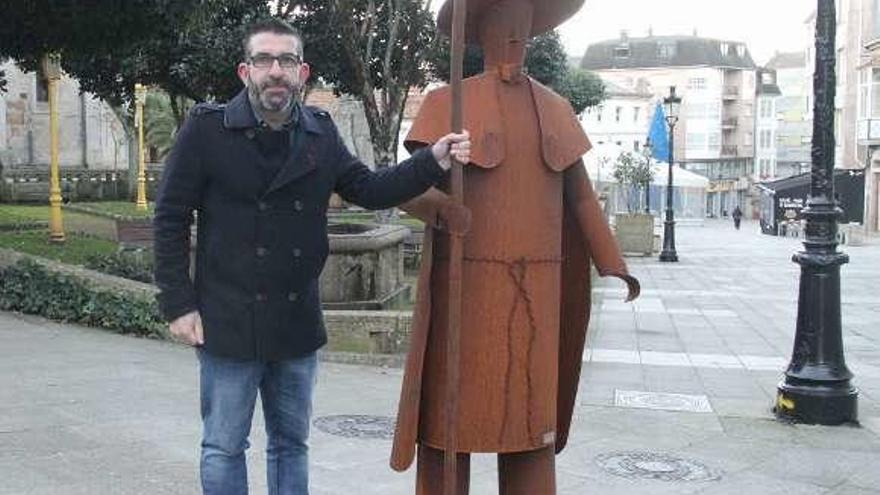 Francisco Vilariño, junto a la estatua próxima a la iglesia de Lalín.