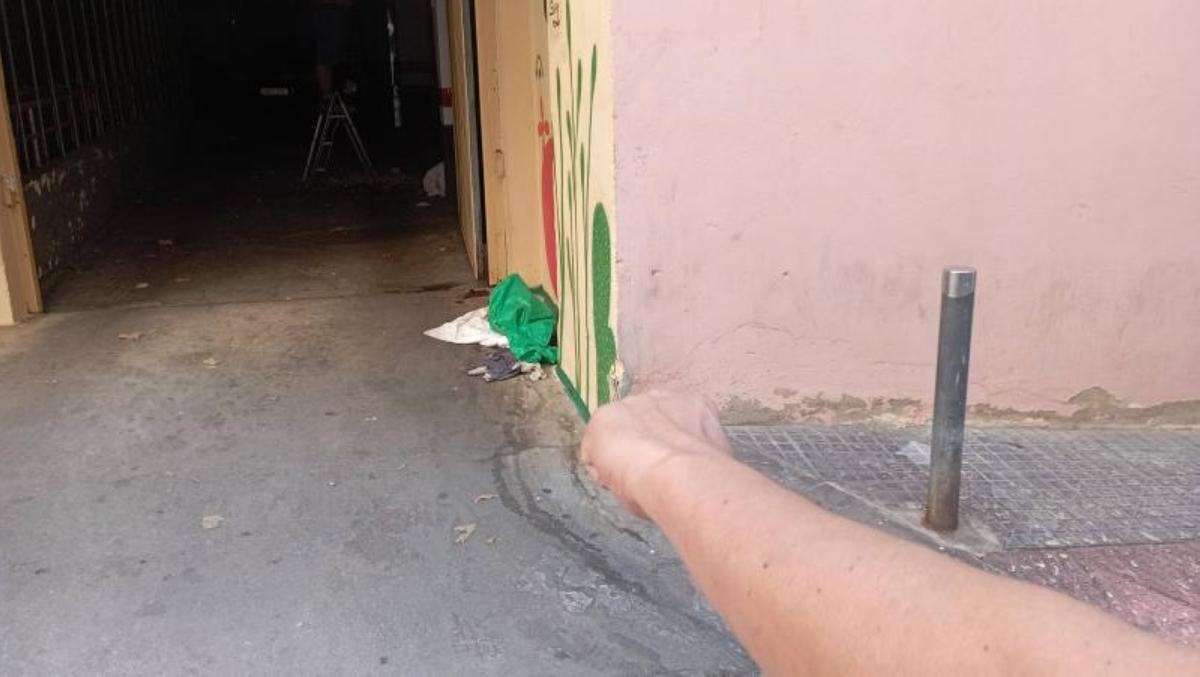 Excrementos y basuras varias junto a un garaje de calle Picacho, la 'sorpresa diaria'.