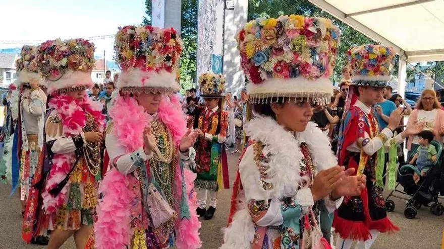 El VIII Encontro de Entroidos reunió en Riomaior las máscaras más singulares de la popular fiesta