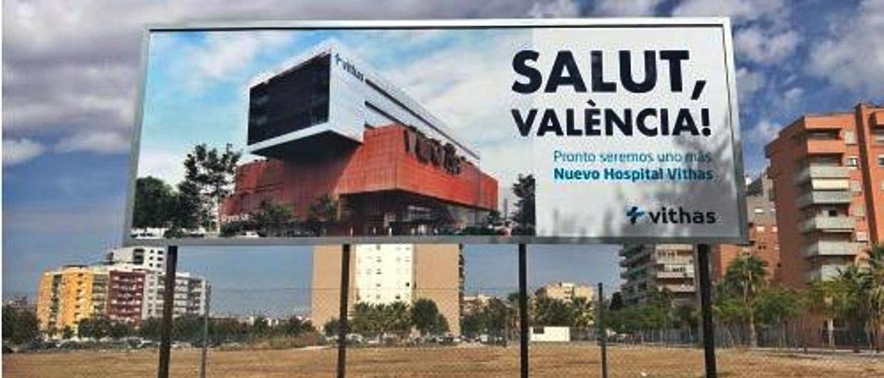 Terrenos del nuevo  hospital de Vithas con el cartel que anuncia la construcción, en Malilla | F. B.