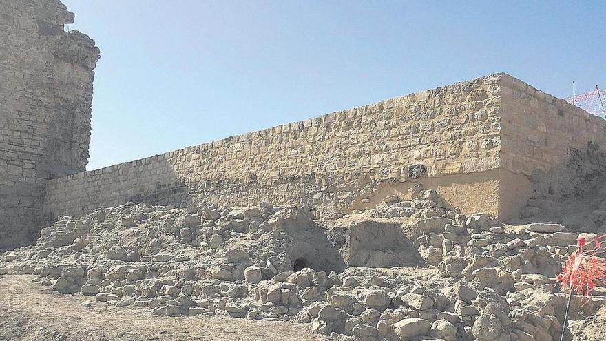 La Junta autoriza la excavación en el acceso al castillo de Montemayor
