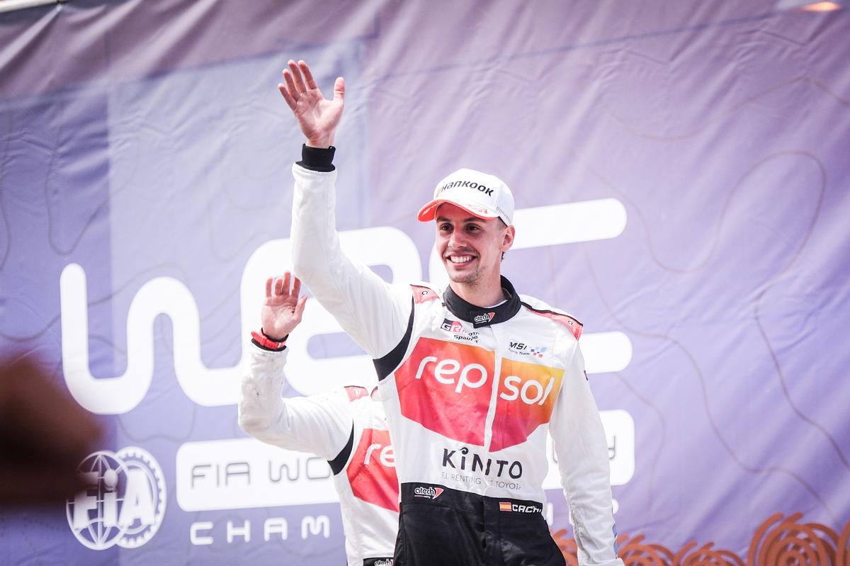 Alejandro Cachón celebrando la 2º posición en WRC2 en el Rally Islas Canarias