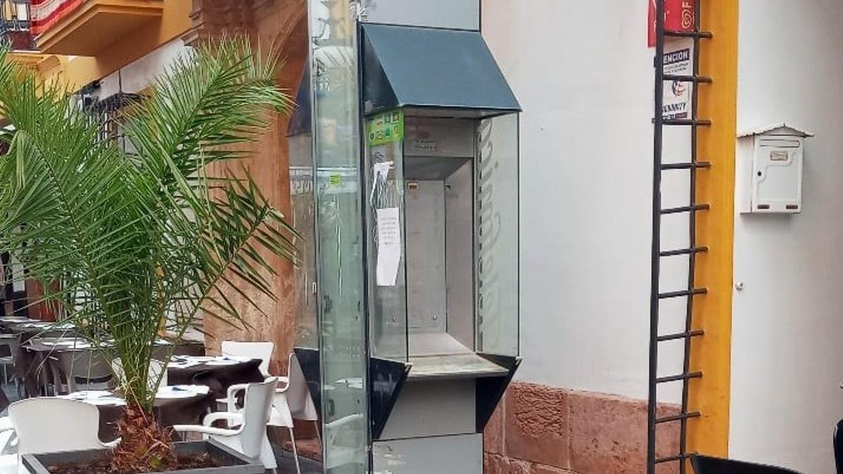 Cabina de teléfonos situada en la esquina de las calles Alporchones y Corredera.
