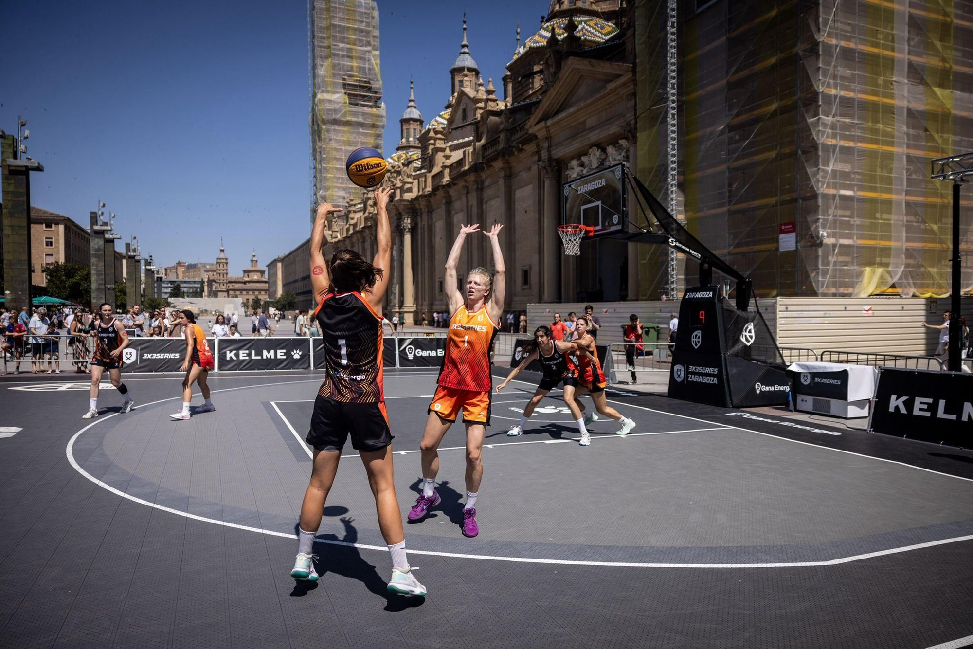 En imágenes | La Plaza del Pilar respira baloncesto con el 3x3