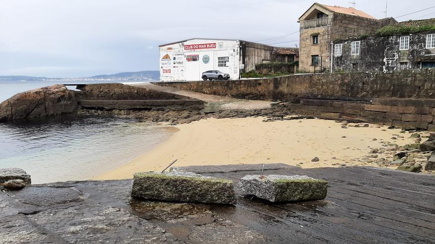Portos inspecciona la rampa de Pescadoira y consigna fondos para su reparación