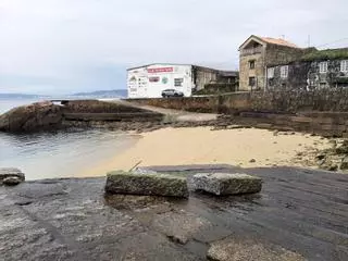 Portos inspecciona la rampa de Pescadoira y consigna fondos para su reparación