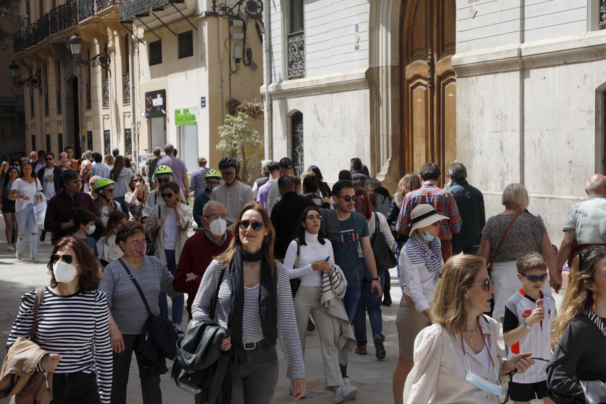 El buen tiempo y las vacaciones sacan a la gente a las calles de València