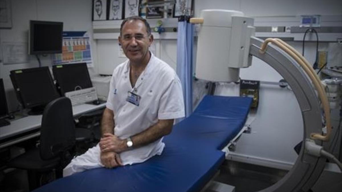 EN SU TERRITORIO. Fernando Escolano, en las instalaciones de anestesiología del Hospital del Mar, en Barcelona.