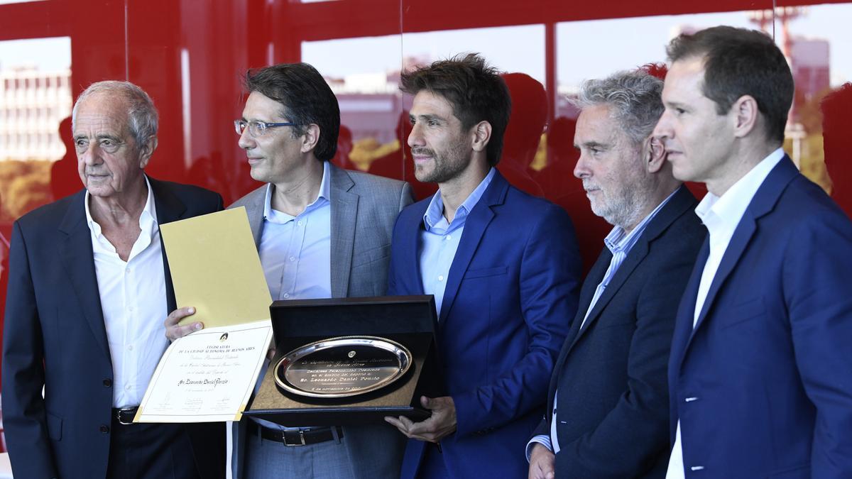 Ponzio recibe junto a autoridades y dirigentes de River la placa como Personalidad Destacada de Buenos Aires.