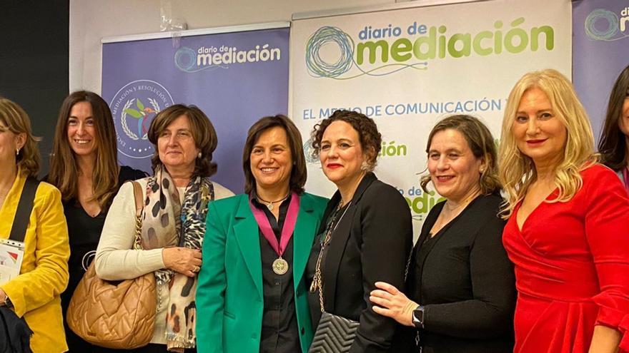 Medalla a la decana de los procuradores de Alicante por apoyar la mediación