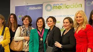 Medalla a la decana de los procuradores de Alicante por apoyar la mediación