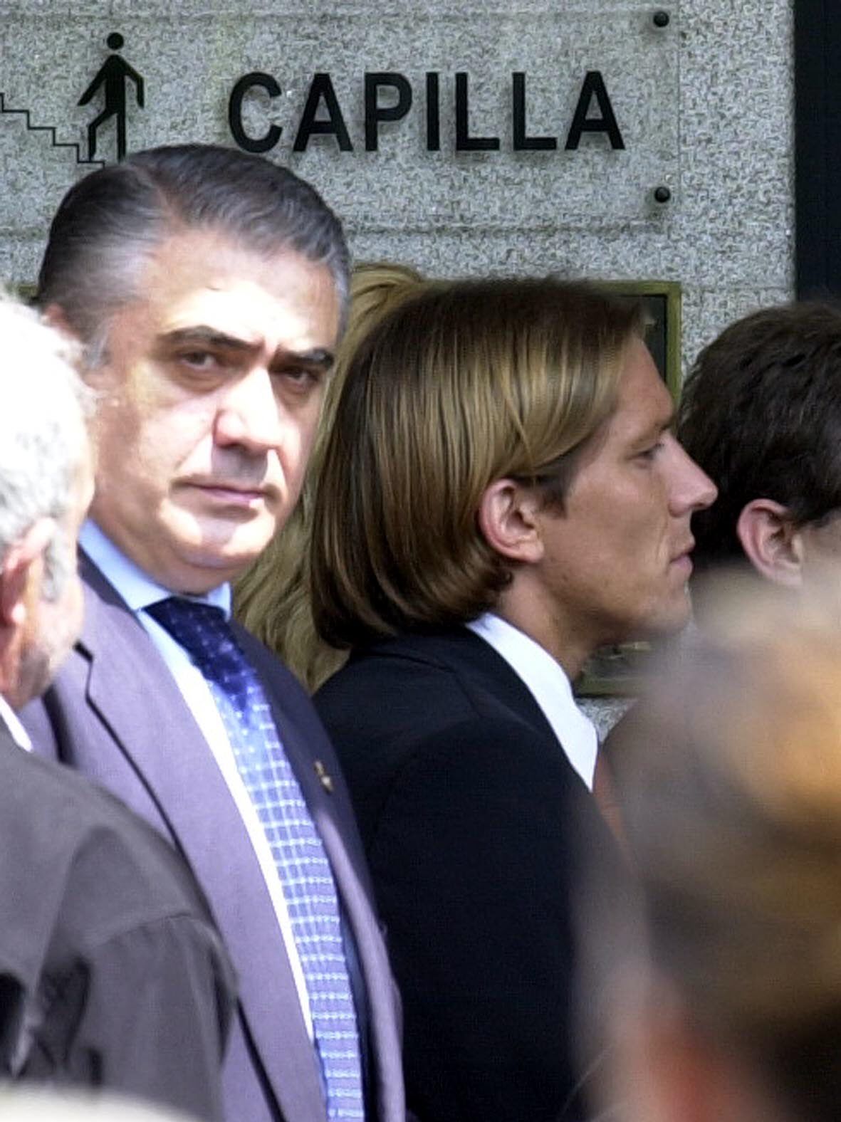 Lorenzo Sanz acompañando a Míchel Salgado en el entierro de su madre en 2003