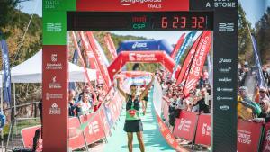 Gemma Arenas entrando en meta como ganadora de la MiM de la ASICS Penyagolosa Trails 2024