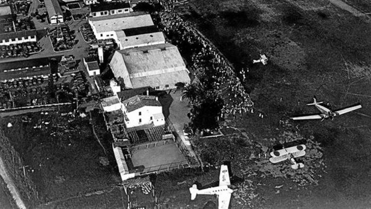 Aeropuerto de El Prat 8 En 1930 se construyó un pequeño aeródromo con pocos hangares, que fue abandonado tras la guerra civil.