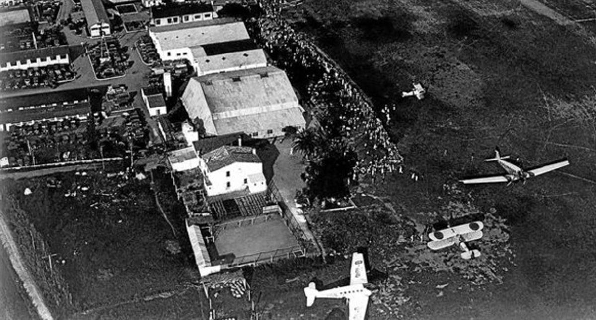 Aeroport del Prat 8 El 1930 es va construir un petit aeròdrom amb pocs hangars, que va ser abandonat després de la guerra civil.
