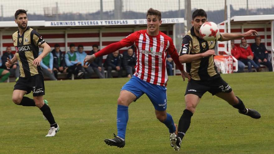 Una acción del partido del Sporting B del pasado fin de semana ante el Barakaldo.