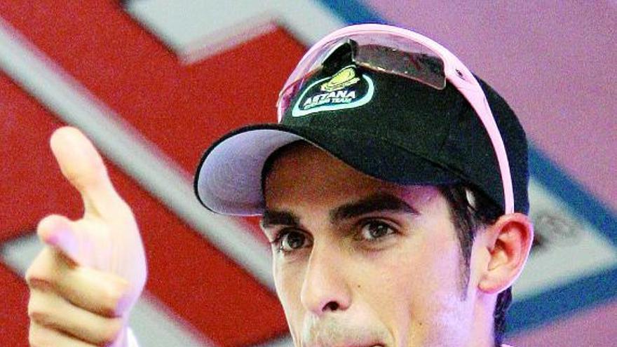 Alberto Contador, ayer, en el podio del Giro.