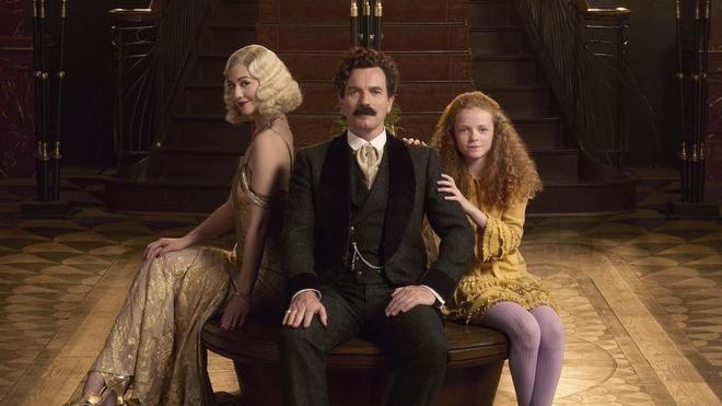 Mary Elizabeth Winstead (Anna), Ewan McGregor (Alexander) y Alexa Goodall (Nina) en una imagen promocional de Un caballero en Moscú.