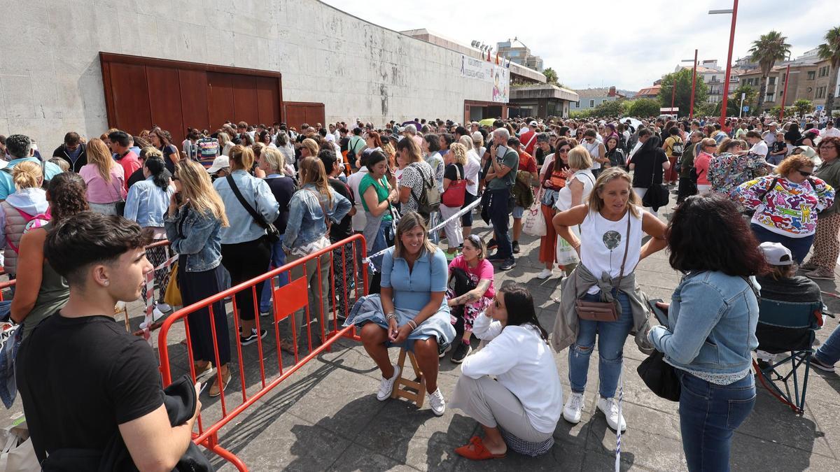 Colas de fans en Praza do Reipara adquirir las entradas del concierto de Alejandro Sanz en Castrelos el pasado verano.