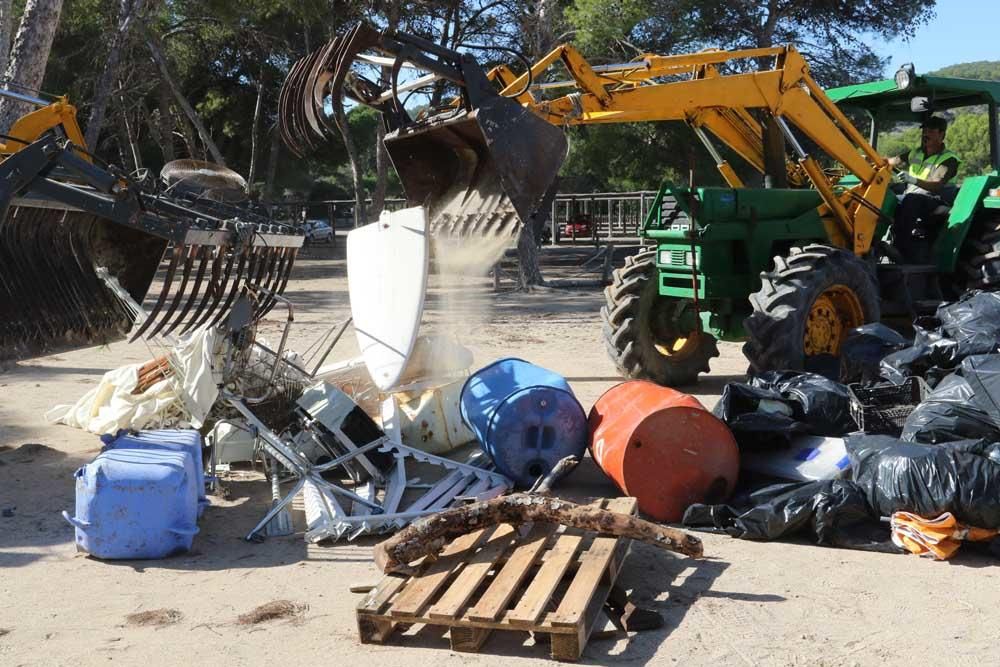 80 trabajadores limpian el Parque Natural