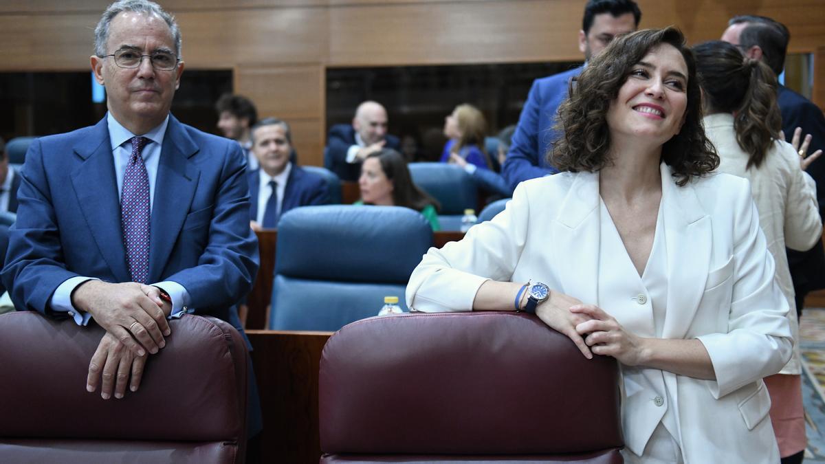 Enrique Ossorio e Isabel Díaz Ayuso, a su llegada a la sesión plenaria de comienzo de la XIII Legislatura, este martes en la Asamblea de Madrid.