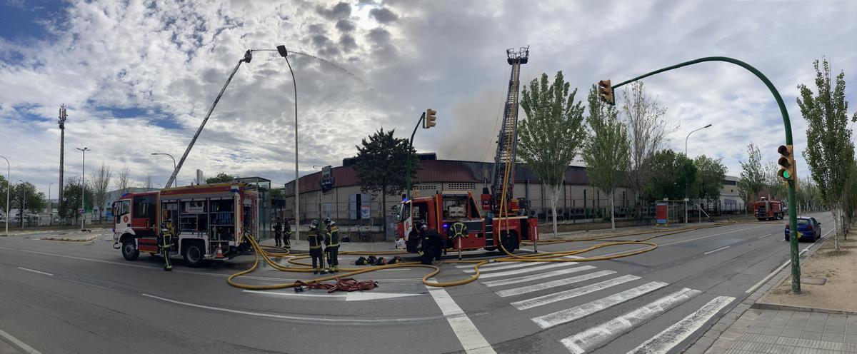 Incendio en la nave de la empresa cárnica Schara en Mercabarna.