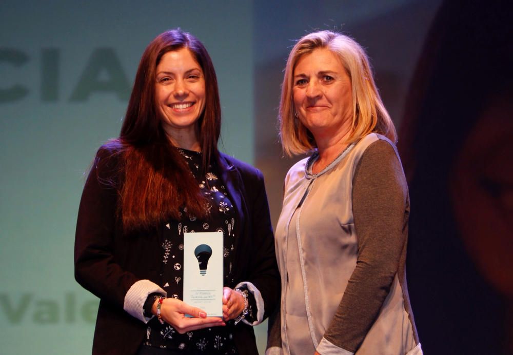Estefanía López recibe el premio en la categoría de Acción Social de manos de Cristina Arbona, Directora del Centro de Transfusión de la C. Valenciana.