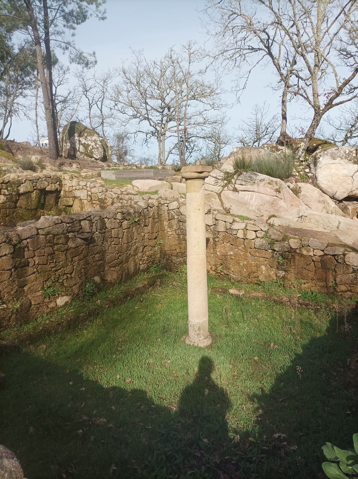 Columna en el interior de una vivienda en el asentamiento romano de Armea