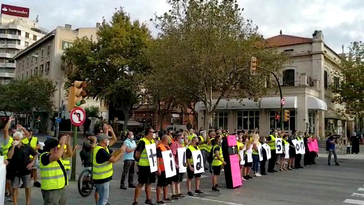 Un centenar de huelguistas de la EMT cortan tres minutos las Avenidas