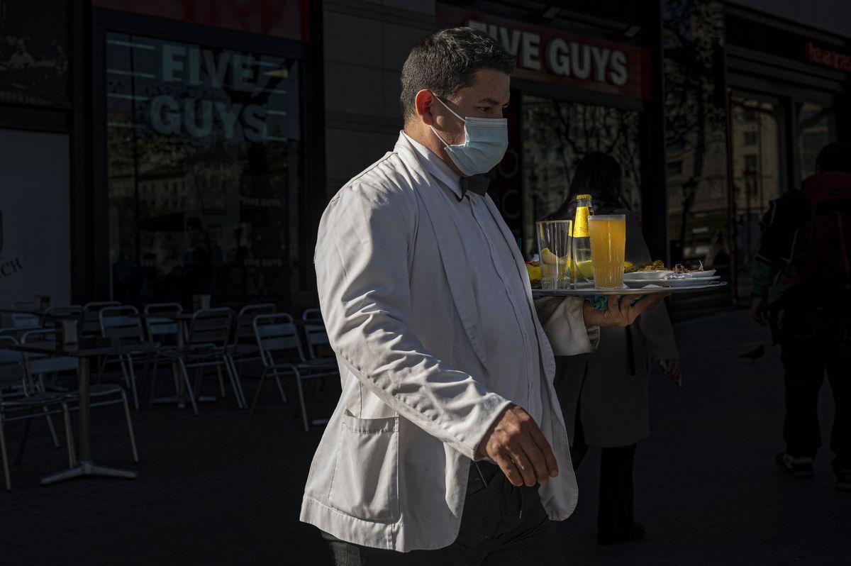 Un camarero, en una terraza de Barcelona.