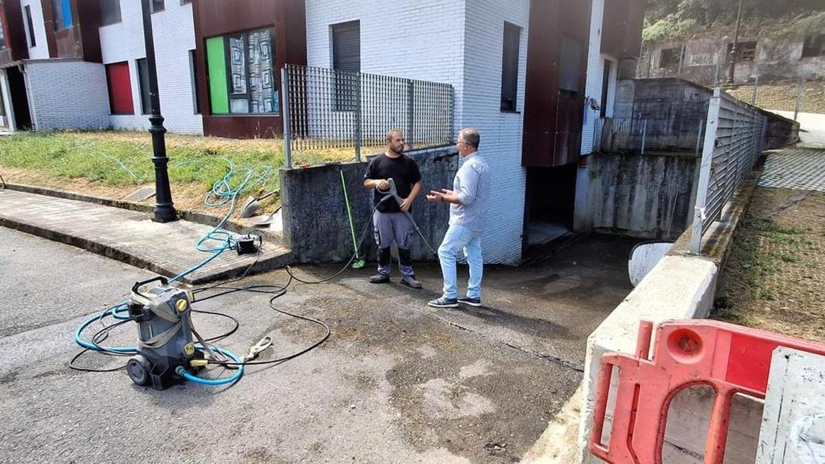 El alcalde de Belmonte, Gilberto Alonso, supervisando los trabajos de limpieza.