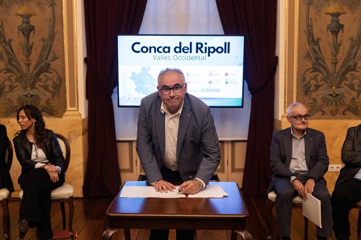Conca del los Municipios del Riu Ripoll, firma protocolaria de ocupación en el Teatro Principal de Sabadell, Barcelona. 12 de noviembre de 2025