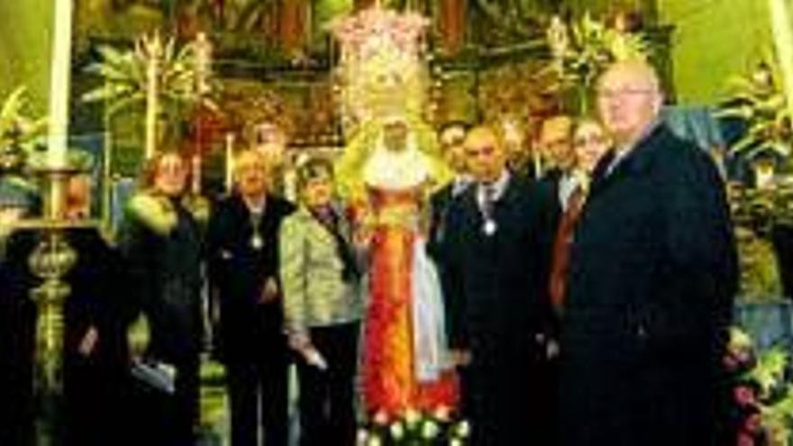 Jornada de besamanos de la imagen de Nuestra Señora del Sagrario en el templo de Santiago