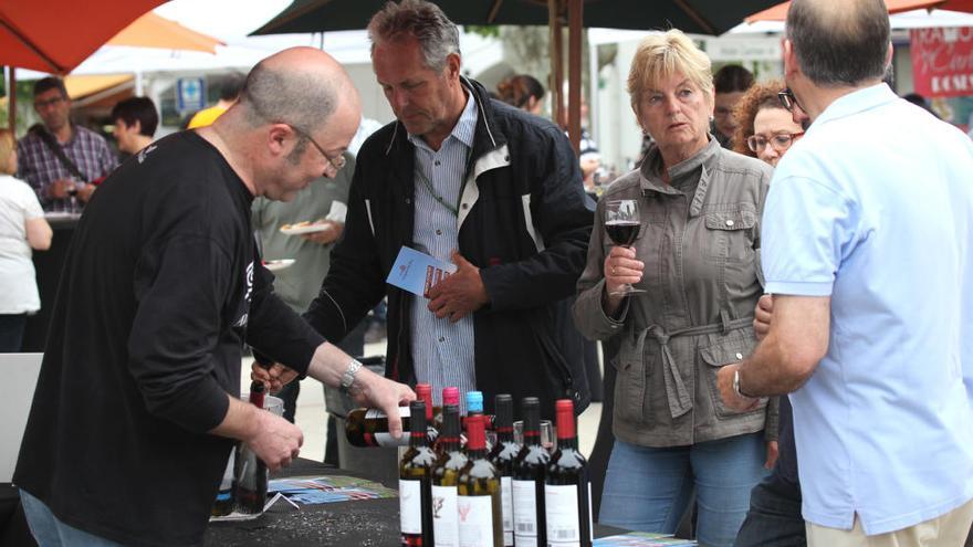 Tast de vins en una anterior edició a Roses