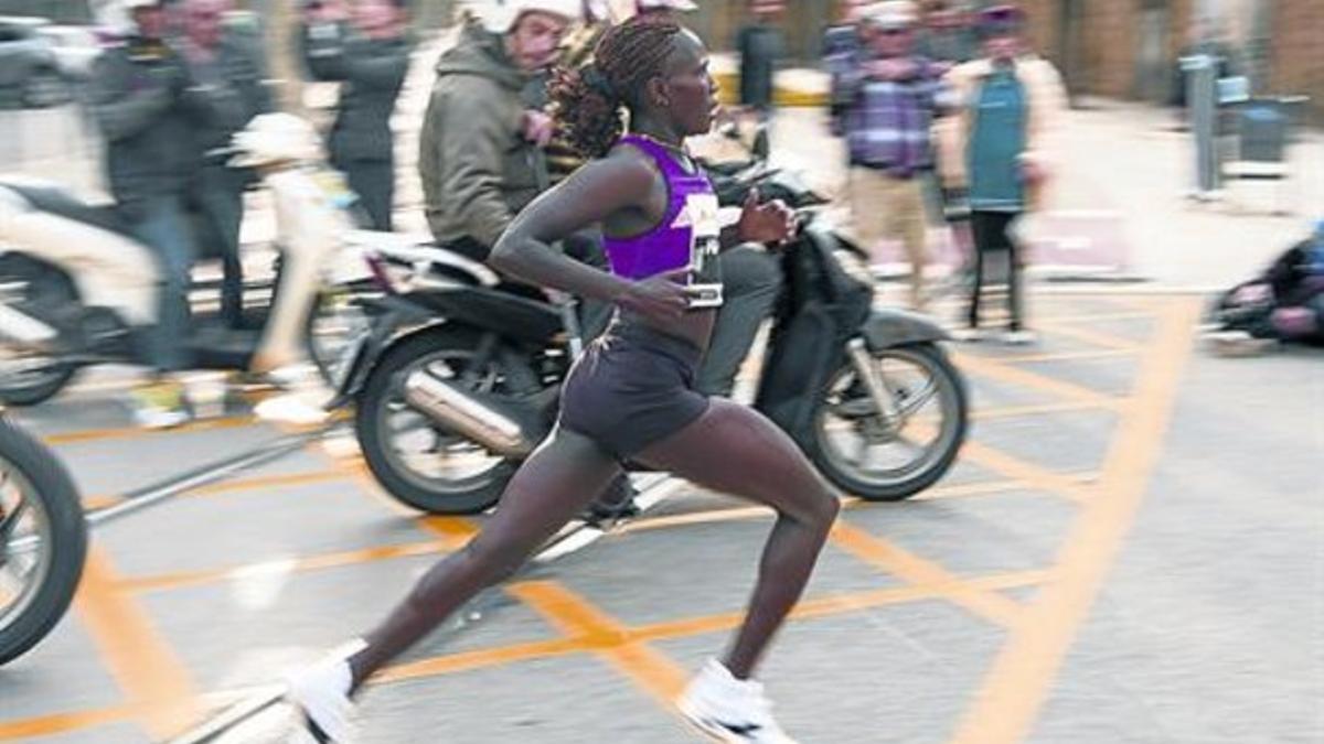 Florence Kiplagat corre camino de su récord del mundo de medio maratón, ayer, por las calles de Barcelona.