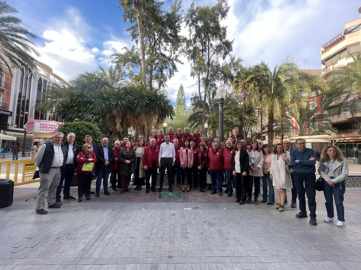 Foto de familia con la asociación, los ediles y pregoneros