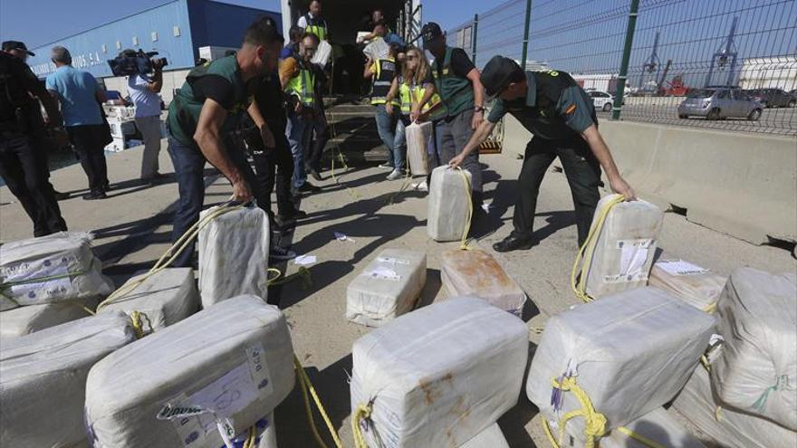 La policía aborda un remolcador con 3.800 kilos de cocaína rumbo a España