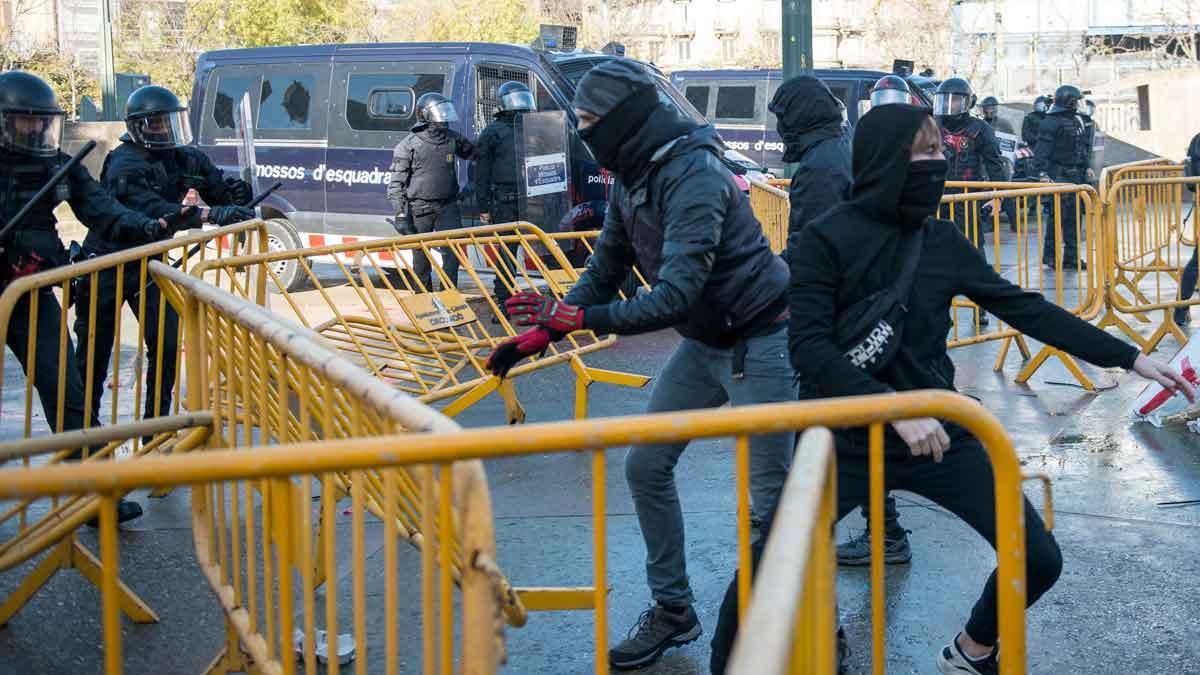 Carga policial contra manifestantes que protestan por un acto convocado por SCC en Girona.