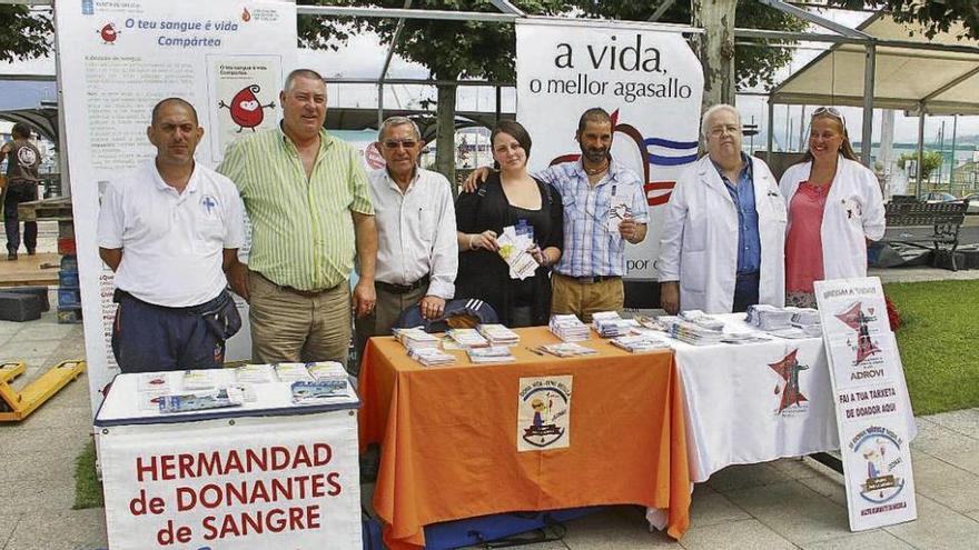 Varios de los responsables de los puestos de donación en la Alameda. // Faro