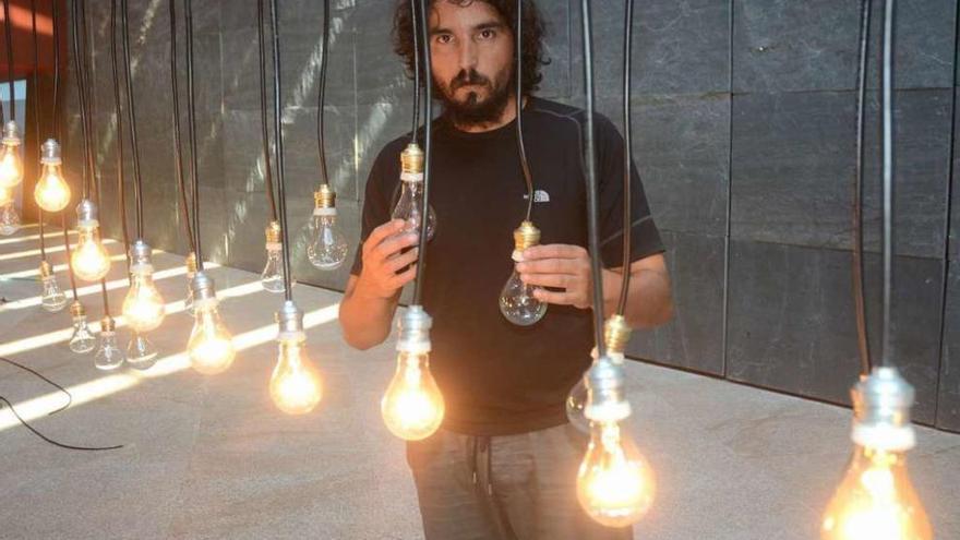 Miguel Espada ultimando la instalación ayer en el Pazo da Cultura. // Rafa Vázquez