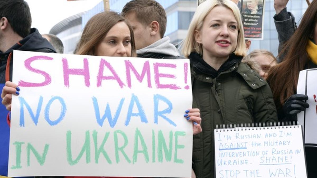 Dos jóvenes participan en una protesta contra la intervención de Rusia en Ucrania, el lunes en Bruselas.