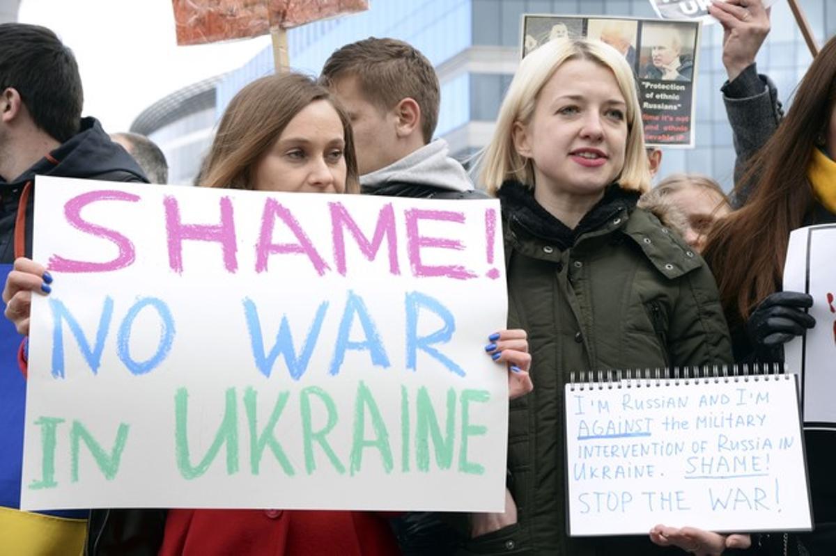 Dos joves participen en una protesta contra la intervenció de Rússia a Ucraïna, dilluns a Brussel·les.