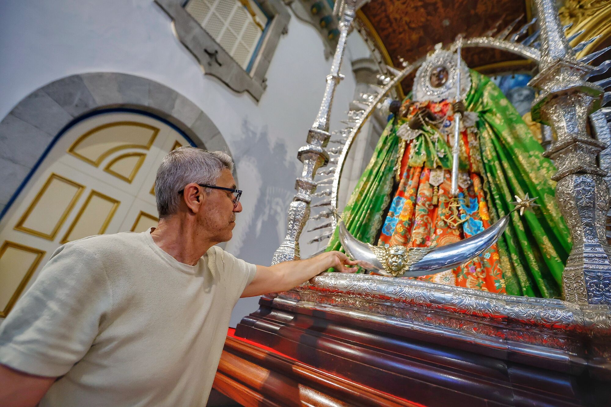 Jaime Estévez se encarga de la preparación de la Virgen de Candelaria para su visita a Santa Cruz