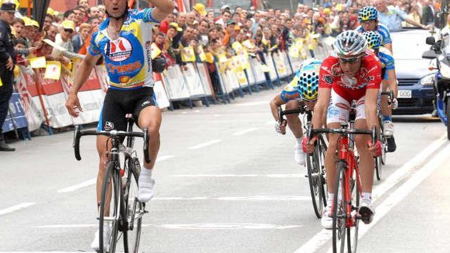 Momento de la llegada al sprint a la meta de Gijón.