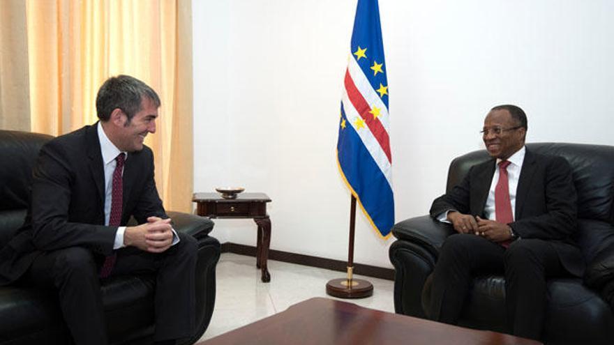 El presidente del Gobierno de Canarias, Fernando Clavijo (i), y el primer ministro de Cabo Verde, José Ulisses Correia, (d), durante la reunión que mantuvieron hoy en Praia, la capital caboverdiana.