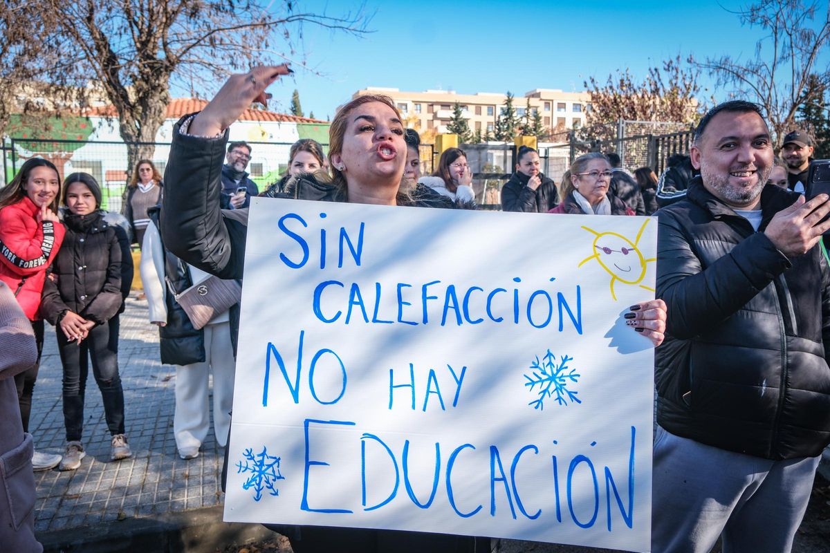 La madre de un alumno con un cartel durante la protesta.