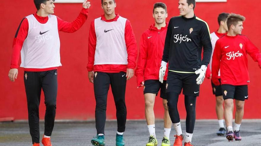 Varios jugadores del Sporting B ayer en las instalaciones de Mareo.