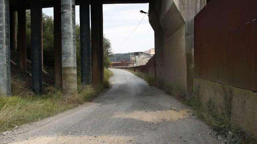 Baches rellenados por los vecinos junto a Arcelor-Mittal.