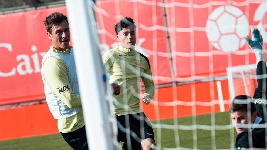 Jan Virgili dispara a puerta durante un entrenamiento.