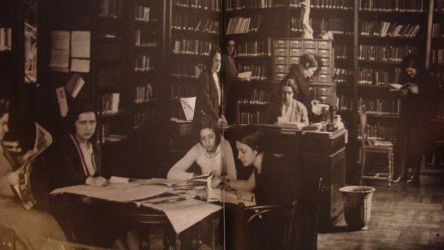 Mujeres intelectuales formándose en distintas disciplinas en el primer tercio del siglo XX.